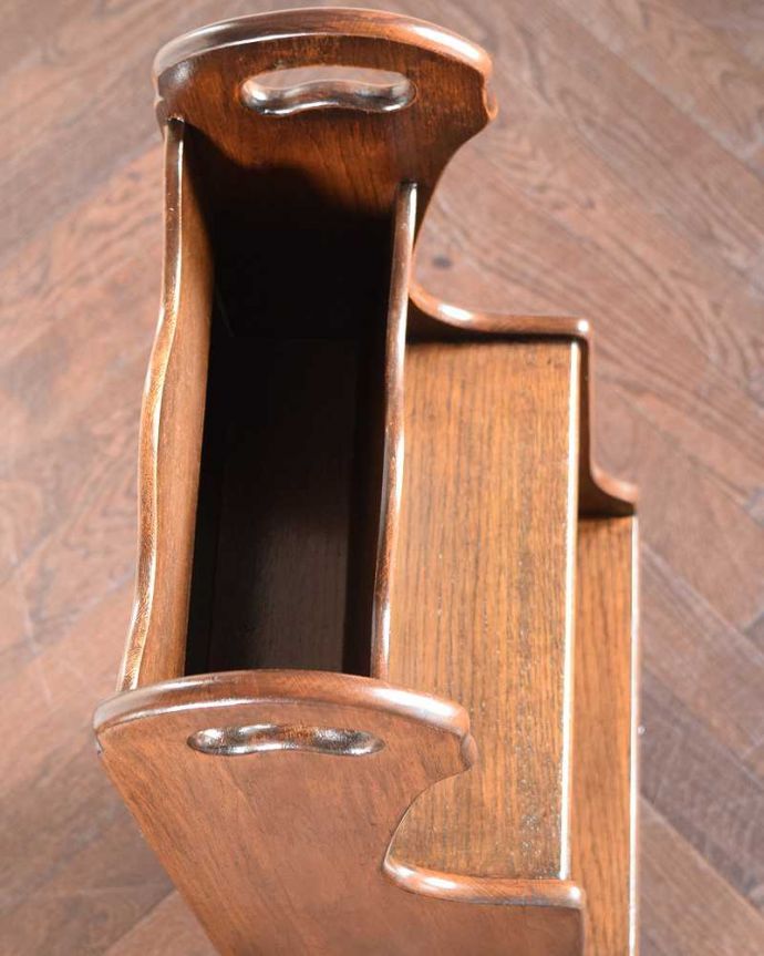 アンティークのキャビネット　アンティーク家具　英国の小さなアンティーク家具、オーク材の便利な木製のマガジンラック。上から見るとこんな感じです。(q-1944-f)