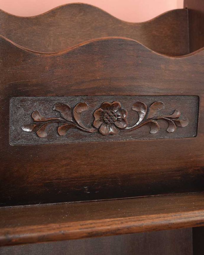 アンティークのキャビネット　アンティーク家具　英国の小さなアンティーク家具、オーク材の便利な木製のマガジンラック。いろんな場所にこだわり彫のデザインもいろいろです。(q-1944-f)