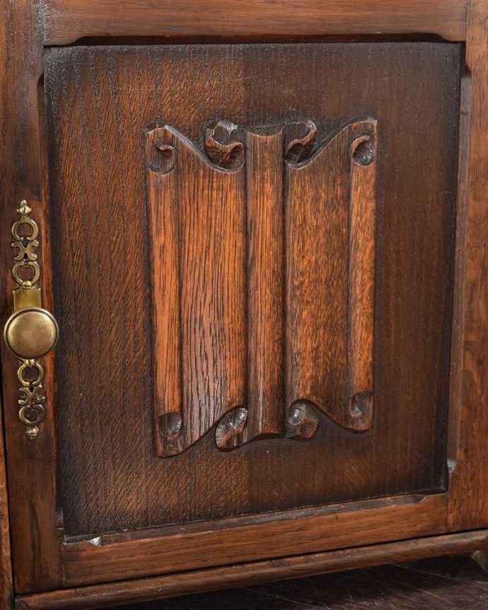 アンティークのキャビネット　アンティーク家具　英国の小さなアンティーク家具、オーク材の便利な木製のマガジンラック。ここの彫も最上級の美しさいろんな部分の美しさが重なり合って、最上級の美しさを醸し出してくれます。(q-1944-f)