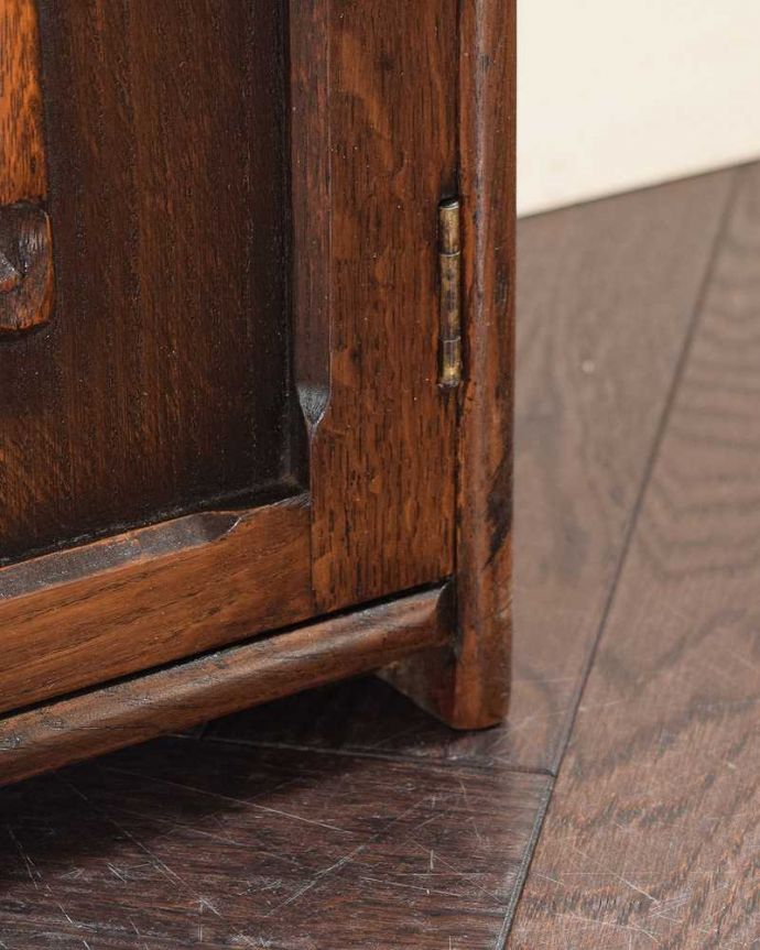 アンティークのキャビネット　アンティーク家具　英国の小さなアンティーク家具、オーク材の便利な木製のマガジンラック。女性1人でラクラク運べちゃう仕掛けHandleのアンティークは、脚の裏にフェルトキーパーをお付けしています。(q-1944-f)