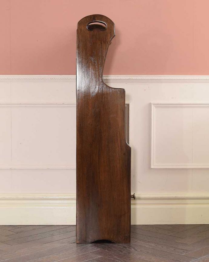 アンティークのキャビネット　アンティーク家具　英国の小さなアンティーク家具、オーク材の便利な木製のマガジンラック。横から見ても素敵なんですしっかり修復してあるのでどんな場所に置いて見てもらってもカッコいいです。(q-1944-f)