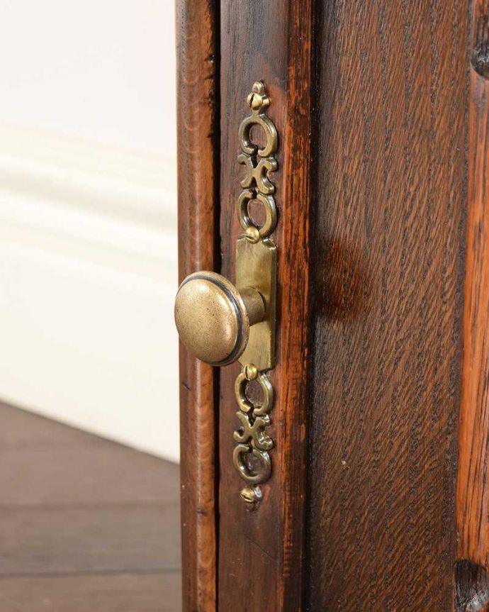 アンティークのキャビネット　アンティーク家具　英国の小さなアンティーク家具、オーク材の便利な木製のマガジンラック。アンティークらしい素敵な取っ手味わい深いアンティークらしい取っ手のデザインからも時間の流れが感じられます。(q-1944-f)