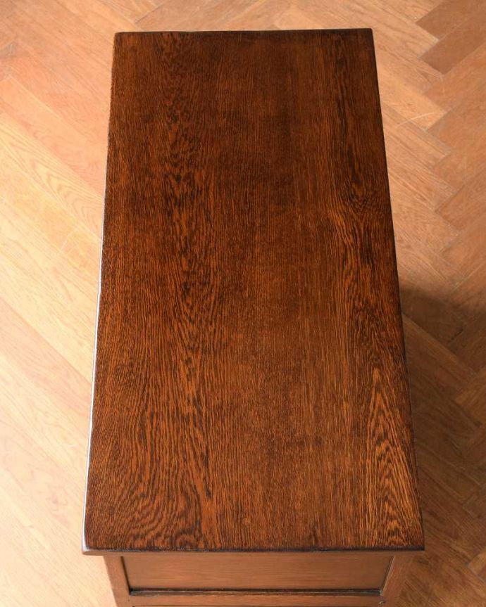 アンティークのチェスト　アンティーク家具　英国テイストのアンティーク家具、オシャレな２段チェスト。何を置こうかな･･･？上から見ると、天板はこんな感じです。(q-1945-f)