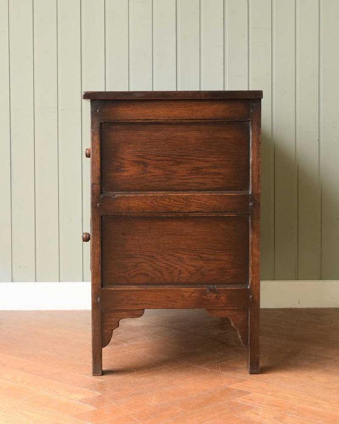 アンティークのチェスト　アンティーク家具　英国テイストのアンティーク家具、オシャレな２段チェスト。横顔だってカッコいい横から見るとこんな感じです。(q-1945-f)