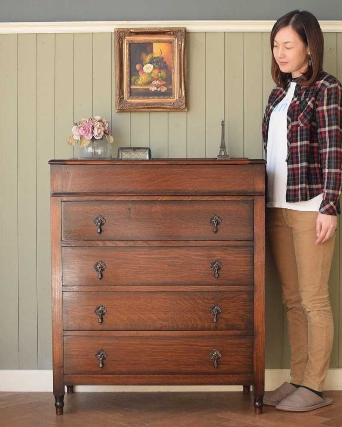 アンティークのチェスト　アンティーク家具　英国から届いたアンティーク家具、バチェラーズチェスト（鏡付き）。英国アンティークらしい落ち着いた雰囲気が自慢チョコレート色の落ち着いた色合いが英国アンティークらしい雰囲気のチェスト。(q-1946-f)