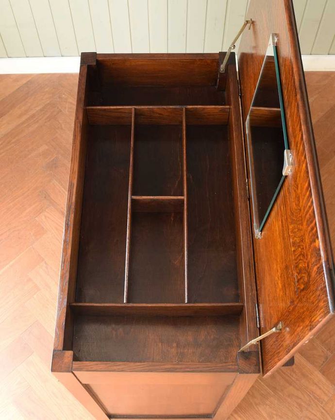 アンティークのチェスト　アンティーク家具　英国から届いたアンティーク家具、バチェラーズチェスト（鏡付き）。ミラーの下は小物入れになっています。(q-1946-f)