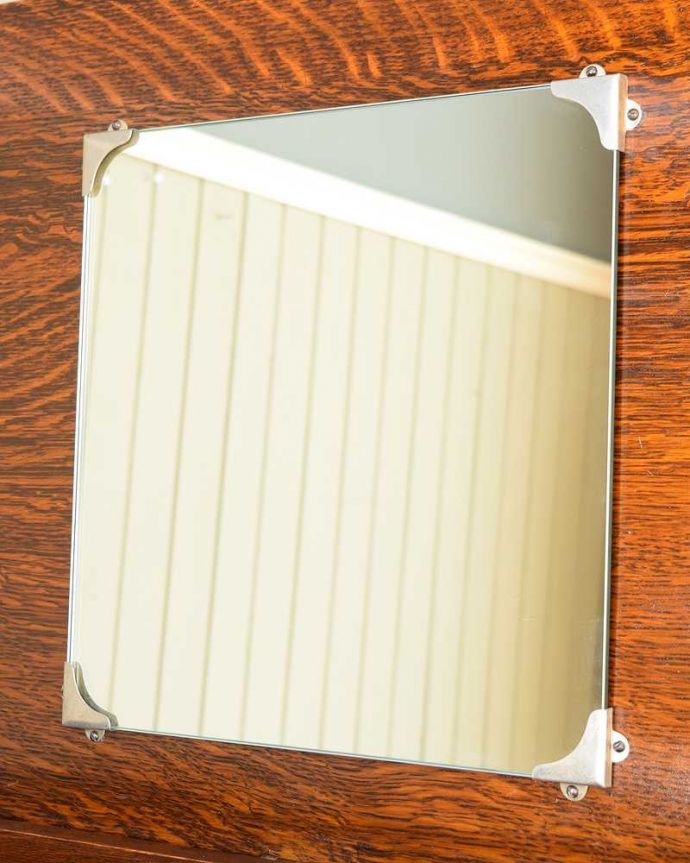 アンティークのチェスト　アンティーク家具　英国から届いたアンティーク家具、バチェラーズチェスト（鏡付き）。美しいアンティークのミラーアンティークのミラーも付いています。(q-1946-f)