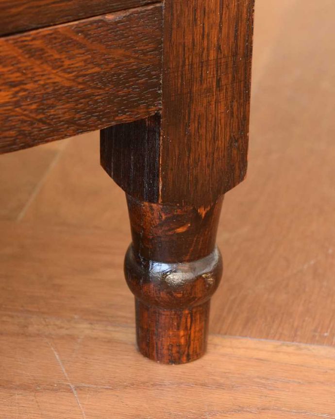 アンティークのチェスト　アンティーク家具　英国から届いたアンティーク家具、バチェラーズチェスト（鏡付き）。女性1人でラクラク運べちゃう仕掛けHandleのアンティークは、脚の裏にフェルトキーパーをお付けしています。(q-1946-f)