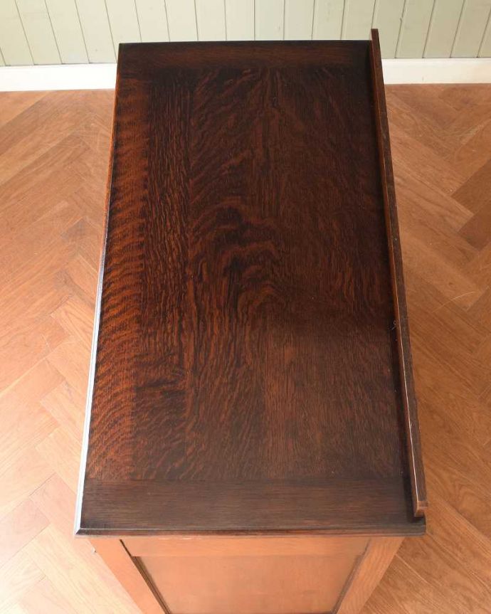 アンティークのチェスト　アンティーク家具　英国から届いたアンティーク家具、バチェラーズチェスト（鏡付き）。上から見ると・・・上から見ると、天板はこんな感じです。(q-1946-f)