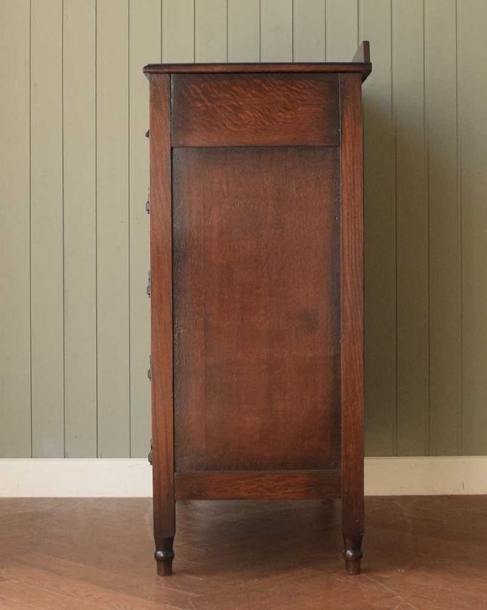 アンティークのチェスト　アンティーク家具　英国から届いたアンティーク家具、バチェラーズチェスト（鏡付き）。横顔だってカッコいい横から見るとこんな感じです。(q-1946-f)