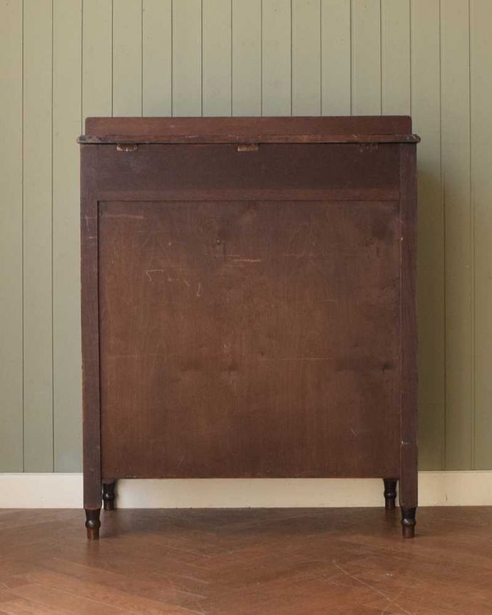 アンティークのチェスト　アンティーク家具　英国から届いたアンティーク家具、バチェラーズチェスト（鏡付き）。後ろ姿にも自信アリ！アンティークは新品ではないので、経年変化によるキズはありますが、専門の職人がキレイに修復したので後ろ姿にも自信があります。(q-1946-f)