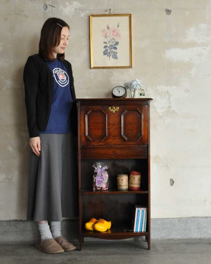 ビューロー　アンティーク家具　英国らしい彫が魅力の小さなアンティークスチューデントビューロー。コンパクトで、どこでも置けちゃうビューロースチューデントビューローと呼ばれるコンパクトサイズのビューローは、もともと学生さん用に作られたもの。(q-1947-f)