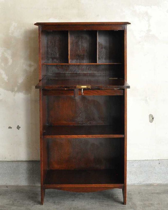 ビューロー　アンティーク家具　英国らしい彫が魅力の小さなアンティークスチューデントビューロー。お片付け上手になれる仕切り扉の中身は整理整頓しやすいように細かく仕切られています。(q-1947-f)