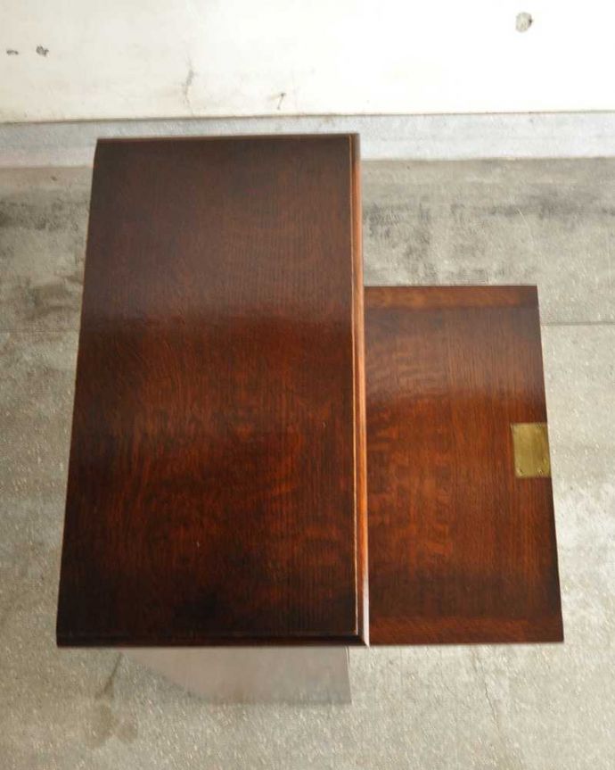 ビューロー　アンティーク家具　英国らしい彫が魅力の小さなアンティークスチューデントビューロー。デスクの部分を上から見ると･･･天板部分の塗装も専門の職人がしっかりキレイに修復したので、こんなにキレイです。(q-1947-f)