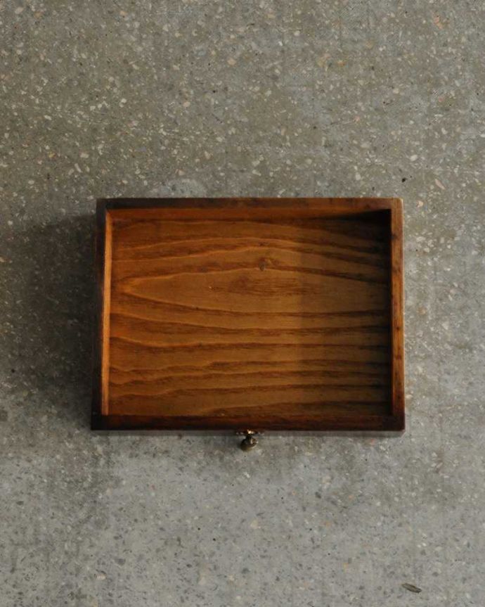 ビューロー　アンティーク家具　英国らしい彫が魅力の小さなアンティークスチューデントビューロー。何でも収納できる引き出しもちろん、引き出しの中もキレイに修復しました。(q-1947-f)