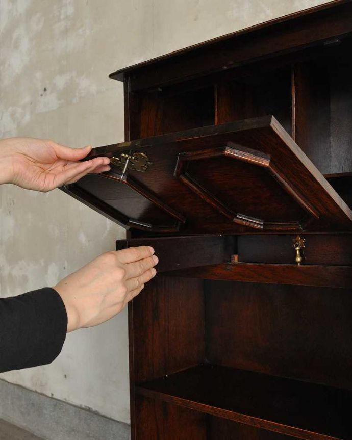 ビューロー　アンティーク家具　英国らしい彫が魅力の小さなアンティークスチューデントビューロー。あっという間にデスクが登場扉を前に倒すだけで、簡単にデスクになります。(q-1947-f)