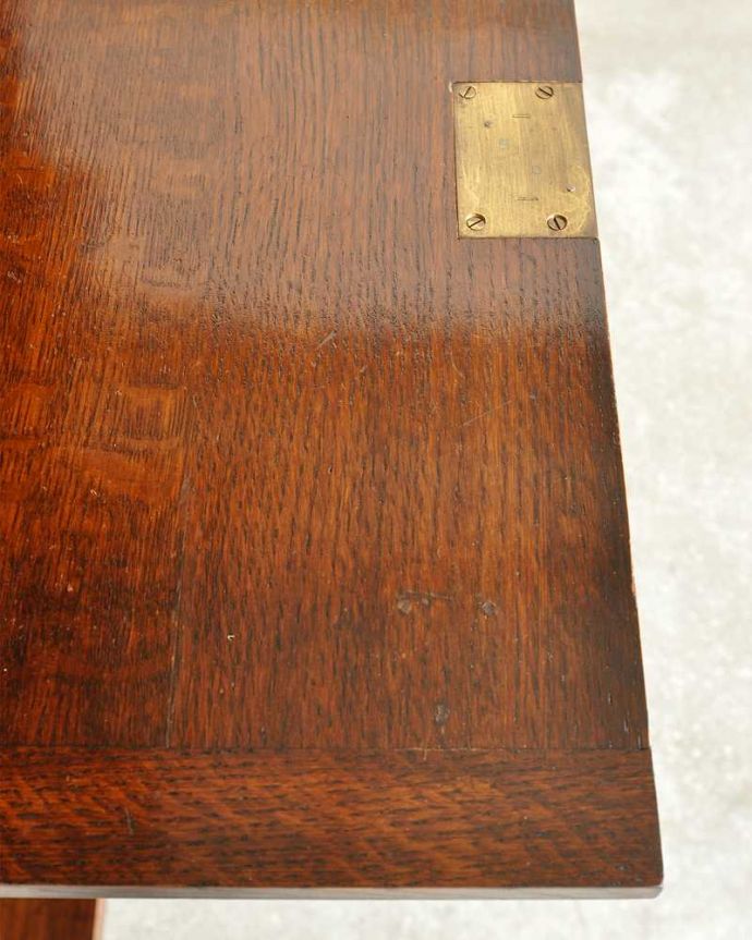 ビューロー　アンティーク家具　英国らしい彫が魅力の小さなアンティークスチューデントビューロー。天板部分もキレイですやっぱりデスクの天板部分は気になるポイント。(q-1947-f)