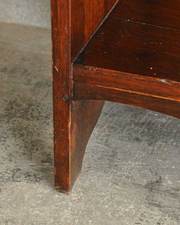 ビューロー　アンティーク家具　英国らしい彫が魅力の小さなアンティークスチューデントビューロー。女性１人でラクラ運べちゃうんですHandleのアンティークは、脚の裏にフェルトキーパーをお付けしています。(q-1947-f)