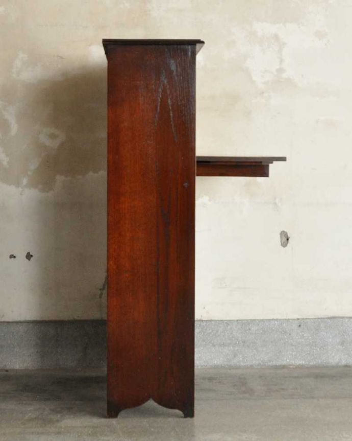 ビューロー　アンティーク家具　英国らしい彫が魅力の小さなアンティークスチューデントビューロー。横から見ても素敵なんですもちろん、横から見てもキレイに仕上がっているので、いろんな場所に置いて使って下さい。(q-1947-f)