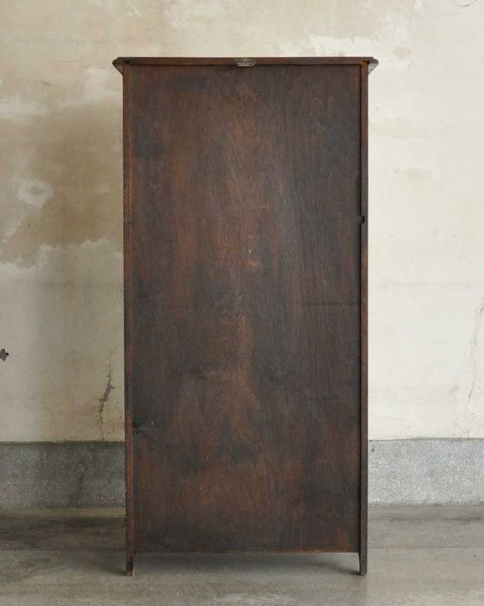 ビューロー　アンティーク家具　英国らしい彫が魅力の小さなアンティークスチューデントビューロー。もちろん後ろ姿もキレイですアンティークは新品ではないので、もちろん経年変化によるキズはあります。(q-1947-f)