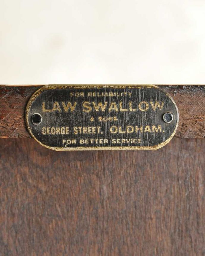 ビューロー　アンティーク家具　英国らしい彫が魅力の小さなアンティークスチューデントビューロー。タグが付いていましたメーカーのタグが残っていました。(q-1947-f)