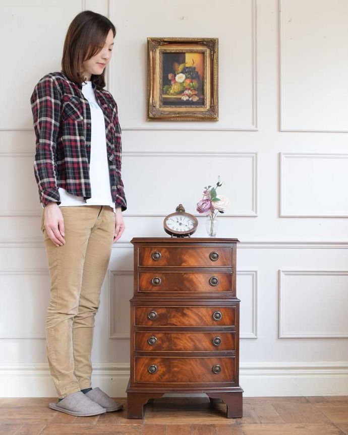 アンティークのチェスト　アンティーク家具　高級材を使った贅沢な英国アンティーク家具、木目が美しいベッドサイドチェスト。チェストの上に、もう1つチェスト！まるで2つのチェストが重なっているようなデザインのトールボーイ。(q-1948-f)