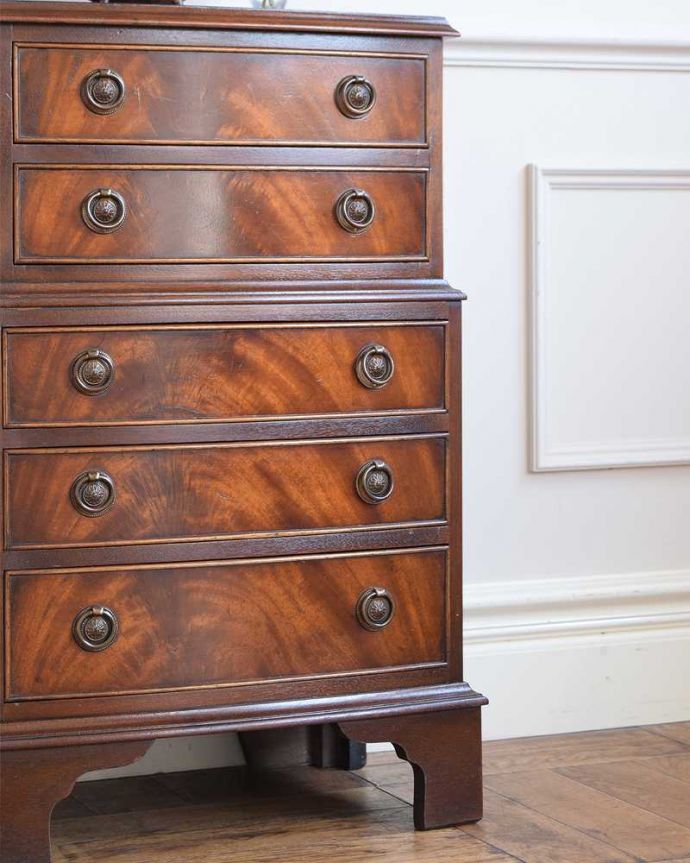 アンティークのチェスト　アンティーク家具　高級材を使った贅沢な英国アンティーク家具、木目が美しいベッドサイドチェスト。木目のツヤツヤ感。(q-1948-f)