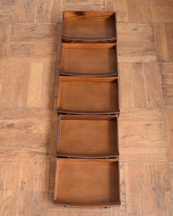 アンティークのチェスト　アンティーク家具　高級材を使った贅沢な英国アンティーク家具、木目が美しいベッドサイドチェスト。もちろん、キレイに修復しました。(q-1948-f)