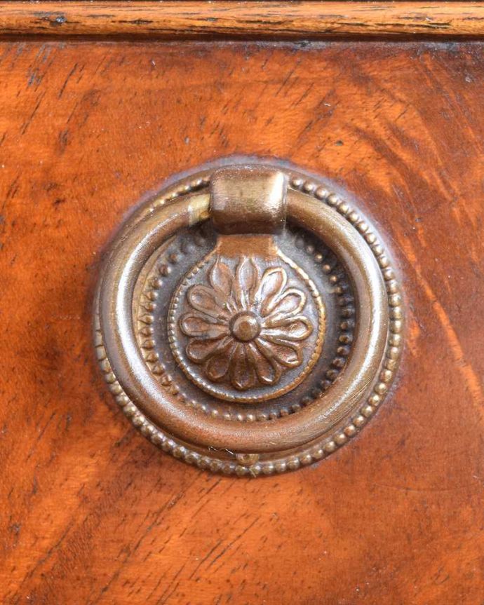 アンティークのチェスト　アンティーク家具　高級材を使った贅沢な英国アンティーク家具、木目が美しいベッドサイドチェスト。開ける度にワクワクする取っ手アンティークらしいデザインの取っ手をそっと引っ張って中を開けるたびに、宝箱を開けている気分です。(q-1948-f)
