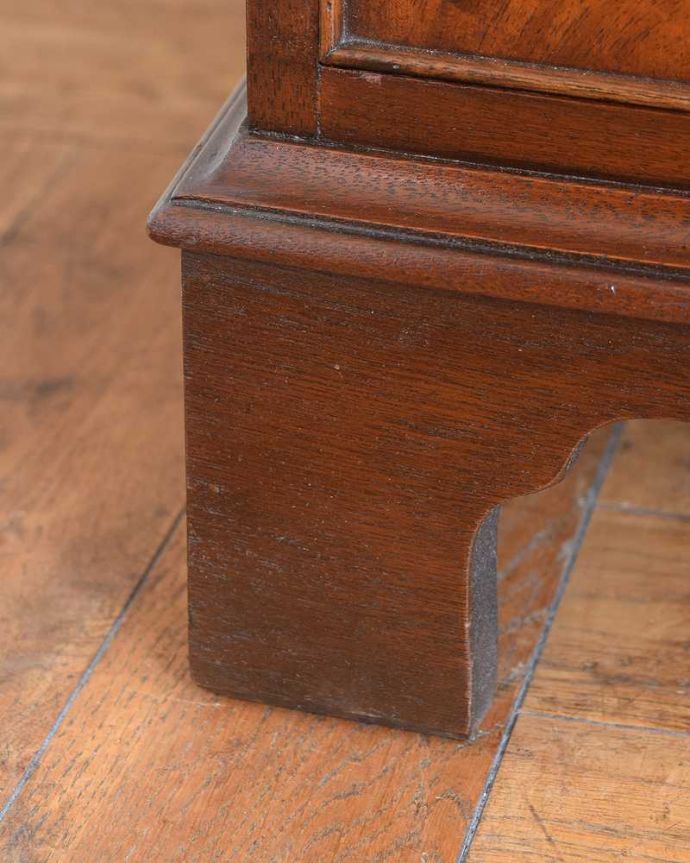 アンティークのチェスト　アンティーク家具　高級材を使った贅沢な英国アンティーク家具、木目が美しいベッドサイドチェスト。女性1人でラクラク運べちゃう仕掛けHandleのアンティークは、脚の裏にフェルトキーパーをお付けしています。(q-1948-f)