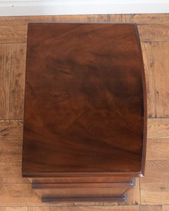 アンティークのチェスト　アンティーク家具　高級材を使った贅沢な英国アンティーク家具、木目が美しいベッドサイドチェスト。何を置こうかな･･･？チェストを形を上から見るとこんな感じです。(q-1948-f)