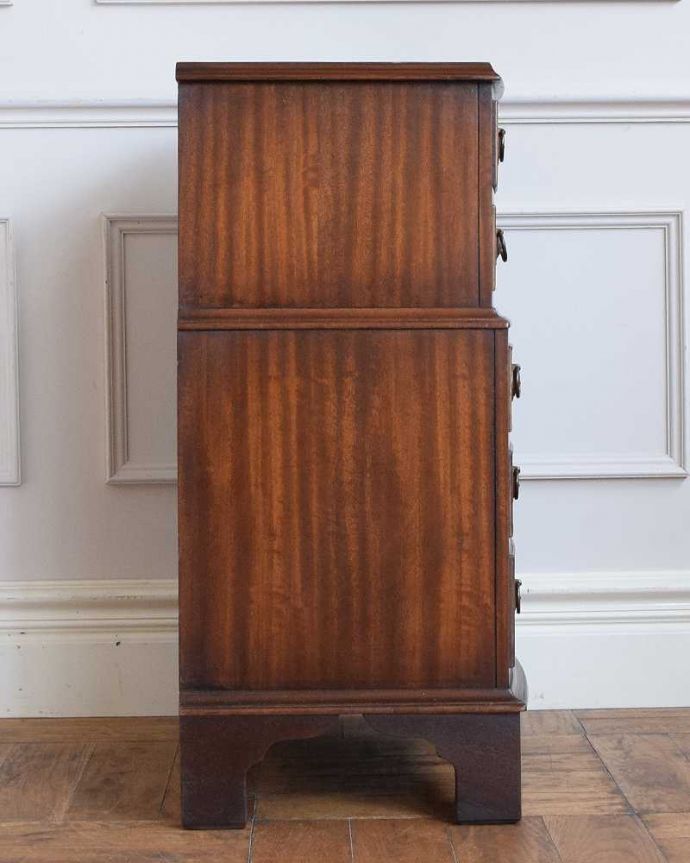 アンティークのチェスト　アンティーク家具　高級材を使った贅沢な英国アンティーク家具、木目が美しいベッドサイドチェスト。横顔も美しく！こんな風に見えますもちろん、横側もキレイに修復しているので、横顔もキレイです。(q-1948-f)