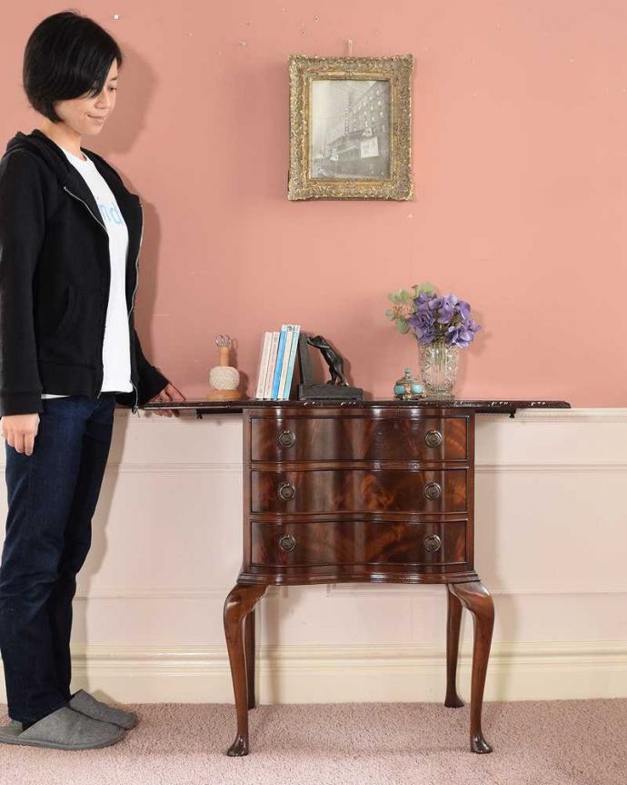 アンティークのチェスト　アンティーク家具　アンティークの英国家具、伸張式の天板付きのベットサイドチェスト 。天板の伸び縮みする便利なチェスト英国らしい優雅なデザインのチェスト。(q-1949-f)