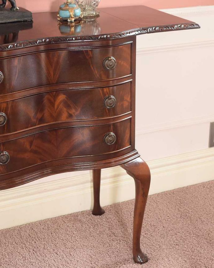 アンティークのチェスト　アンティーク家具　アンティークの英国家具、伸張式の天板付きのベットサイドチェスト 。ツヤツヤの木目が美しい「魅せる」収納上質の素材を使ったアンティーク家具だけが持つ高級感。(q-1949-f)