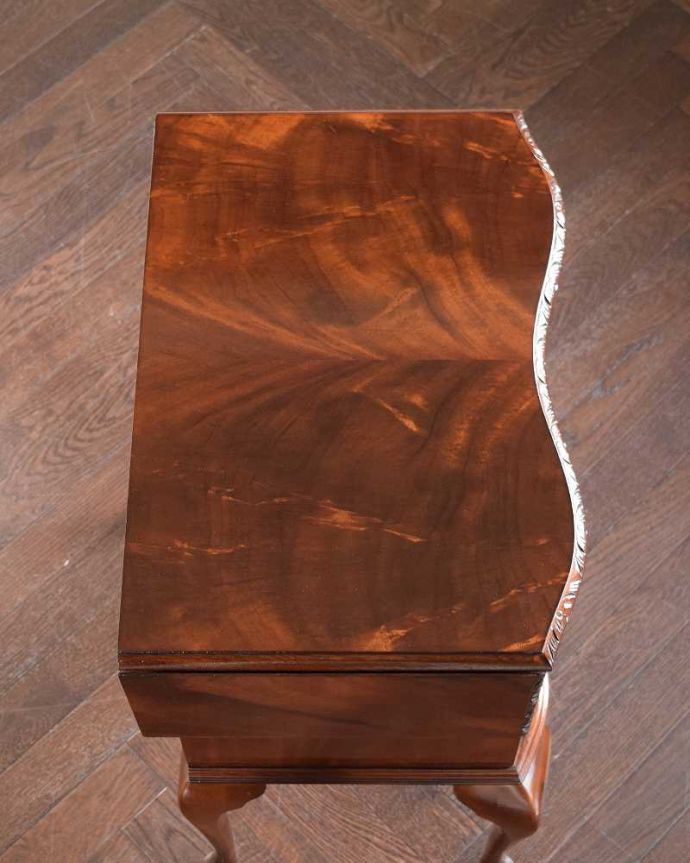 アンティークのチェスト　アンティーク家具　アンティークの英国家具、伸張式の天板付きのベットサイドチェスト 。上から見ると･･･天板を閉じるとこんな感じでコンパクトなサイズ。(q-1949-f)