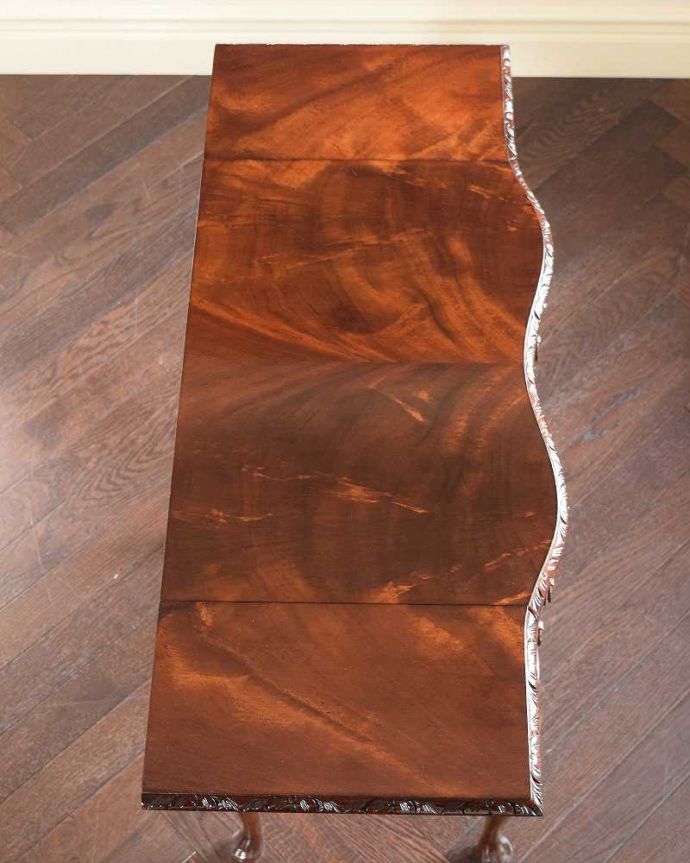 アンティークのチェスト　アンティーク家具　アンティークの英国家具、伸張式の天板付きのベットサイドチェスト 。天板を広げれば、たっぷり使えます天板の両脇のリーフを広げると、こんなに広く使えます。(q-1949-f)