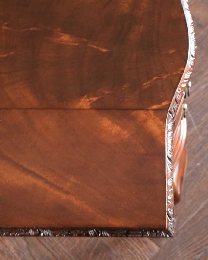 アンティークのチェスト　アンティーク家具　アンティークの英国家具、伸張式の天板付きのベットサイドチェスト 。天板を近くから見ると･･･Handlleでは修復の際、古い塗装を剥離して再塗装を施していますので、天板もキレイに仕上がっています。(q-1949-f)