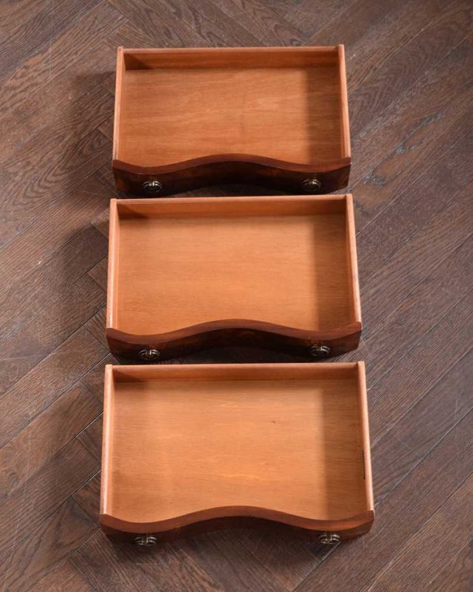 アンティークのチェスト　アンティーク家具　アンティークの英国家具、伸張式の天板付きのベットサイドチェスト 。引き出しの中もキレイに修復しましたいろんなものを安心して収納出来るように、引き出しの中も専門の職人が修復しました。(q-1949-f)