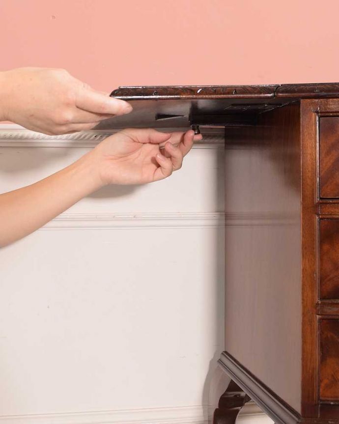 アンティークのチェスト　アンティーク家具　アンティークの英国家具、伸張式の天板付きのベットサイドチェスト 。あっという間に広がります天板を持ち上げてバーを引っ張り出すだけで、天板があっという間に大きくなります。(q-1949-f)