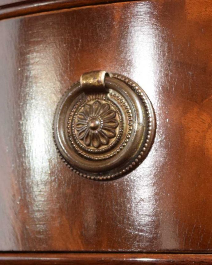 アンティークのチェスト　アンティーク家具　アンティークの英国家具、伸張式の天板付きのベットサイドチェスト 。開ける度にワクワクする取っ手アンティークらしいデザインの取っ手をそっと引っ張って中を開けるたびに、宝箱を開けている気分です。(q-1949-f)