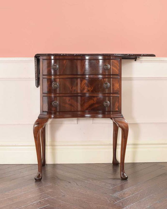 アンティークのチェスト　アンティーク家具　アンティークの英国家具、伸張式の天板付きのベットサイドチェスト 。片方だけ開いても使えます3WAYで使えるから、片側だけ開いた状態でもOK。(q-1949-f)