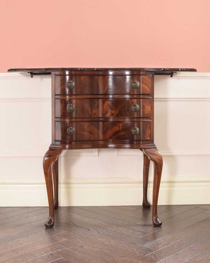 アンティークのチェスト　アンティーク家具　アンティークの英国家具、伸張式の天板付きのベットサイドチェスト 。両方開いて左右のリーフを開けばこんな感じ。(q-1949-f)