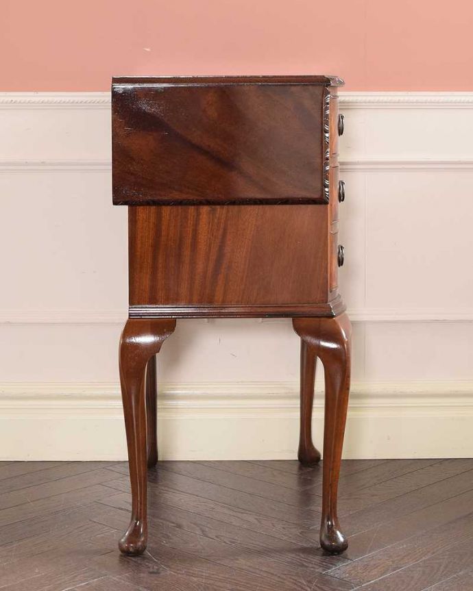 アンティークのチェスト　アンティーク家具　アンティークの英国家具、伸張式の天板付きのベットサイドチェスト 。天板を畳むとこんな感じ閉じたときは、また違った表情を見せて楽しませてくれます。(q-1949-f)