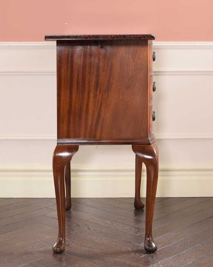 アンティークのチェスト　アンティーク家具　アンティークの英国家具、伸張式の天板付きのベットサイドチェスト 。横顔も美しいんですどこから見られても美しいように、横側もキレイに修復してあります。(q-1949-f)