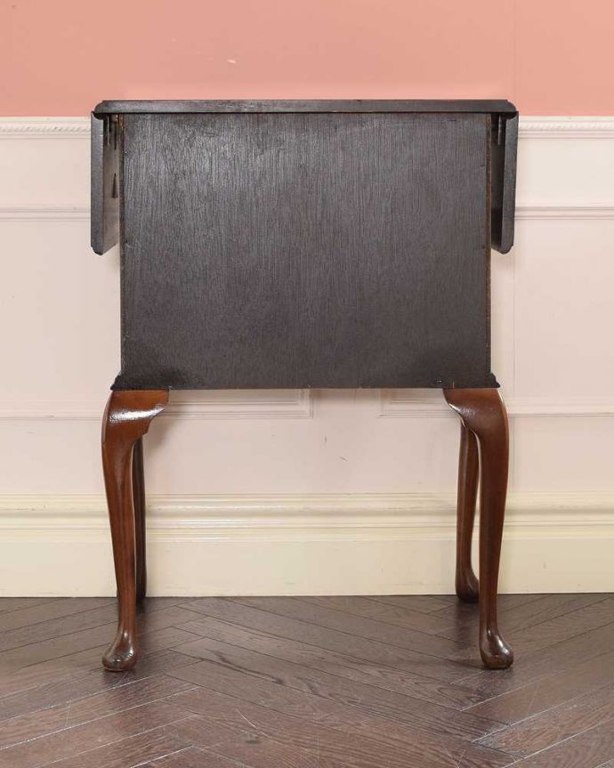 アンティークのチェスト　アンティーク家具　アンティークの英国家具、伸張式の天板付きのベットサイドチェスト 。後ろ姿もキレイなんですアンティークは新品ではないので、もちろん経年変化によるキズはありますが、専門の職人がキレイにお直しをしているので、後ろ姿もキレイです。(q-1949-f)