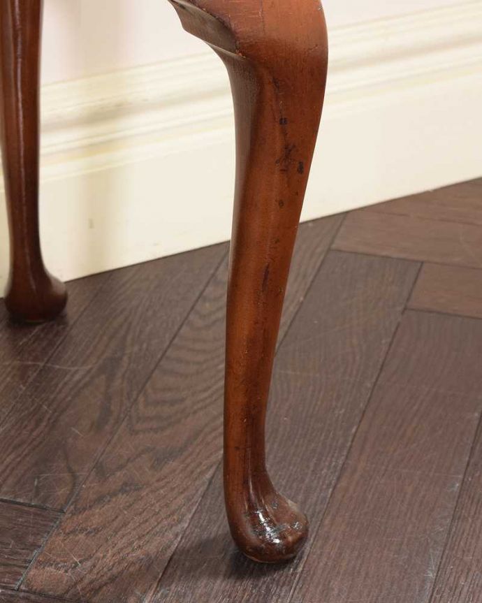 アンティークのチェスト　アンティーク家具　アンティークの英国家具、伸張式の天板付きのベットサイドチェスト 。女性1人でラクラク運べちゃう仕掛けHandleのアンティークは、脚の裏にフェルトキーパーをお付けしています。(q-1949-f)