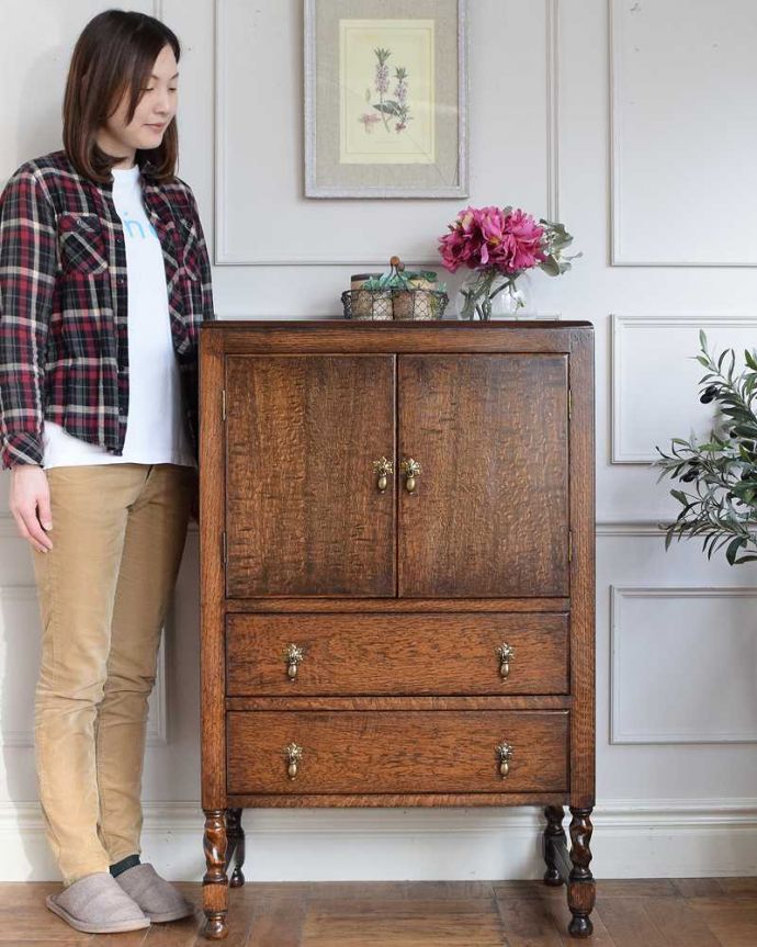 アンティークのチェスト　アンティーク家具　イギリスのオシャレなアンティーク家具のカップボードチェスト。引き出しと扉、両方の収納が付いた便利な家具もともとベッドサイドに置いてカップ＆ソーサーを収納するために作られたカップボードチェスト。(q-1950-f)