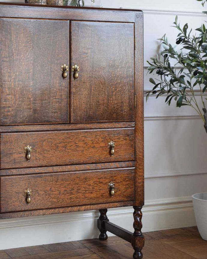 アンティークのチェスト　アンティーク家具　イギリスのオシャレなアンティーク家具のカップボードチェスト。重厚な英国アンティークらしい雰囲気ドッシリとした木目は、現代では手に入れることが出来ないアンティークらしい部分。(q-1950-f)