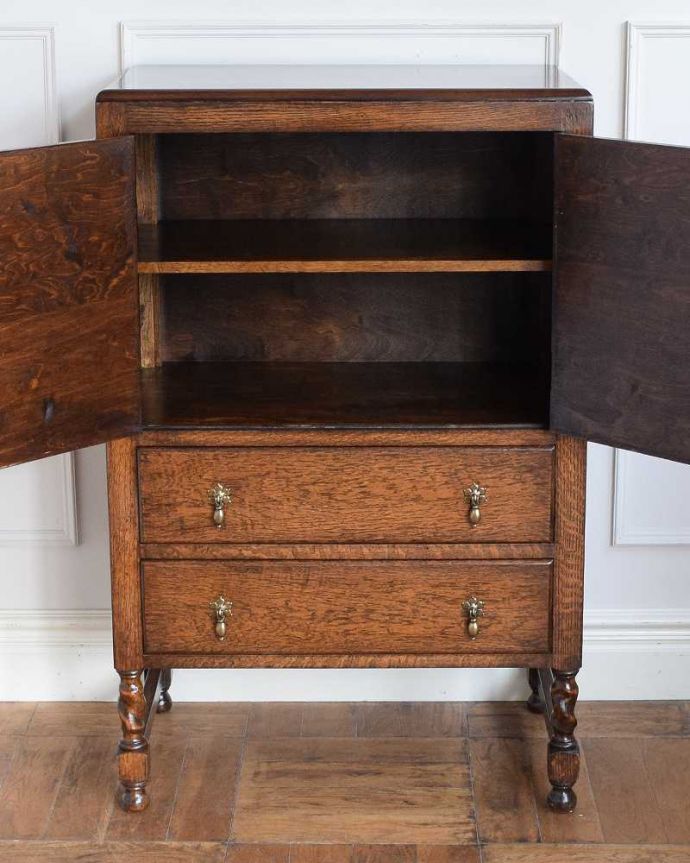 アンティークのチェスト　アンティーク家具　イギリスのオシャレなアンティーク家具のカップボードチェスト。扉の中はこんな感じ 修復しました扉の中の収納はこんな感じになっています。(q-1950-f)