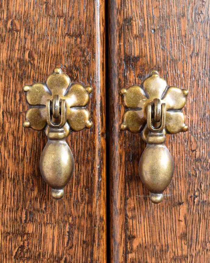 アンティークのチェスト　アンティーク家具　イギリスのオシャレなアンティーク家具のカップボードチェスト。開ける度になんだかワクワク取っ手のデザインにもこだわりが。(q-1950-f)